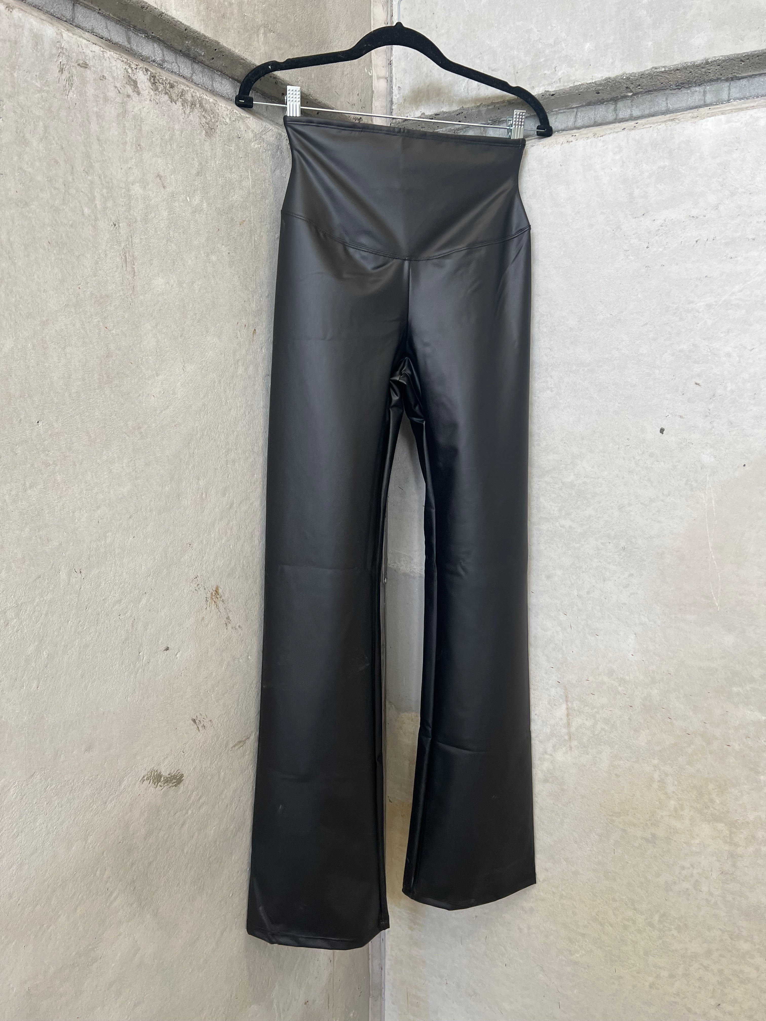 simple shaping leather bootcut leggings